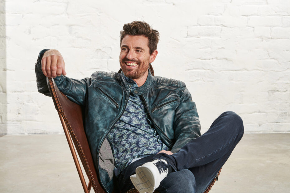 Petrol Lederjacke mit floralem Hemd