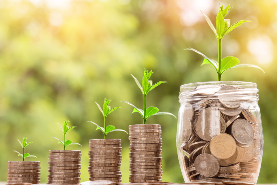 Münzen gestapelt oder in einem Glas