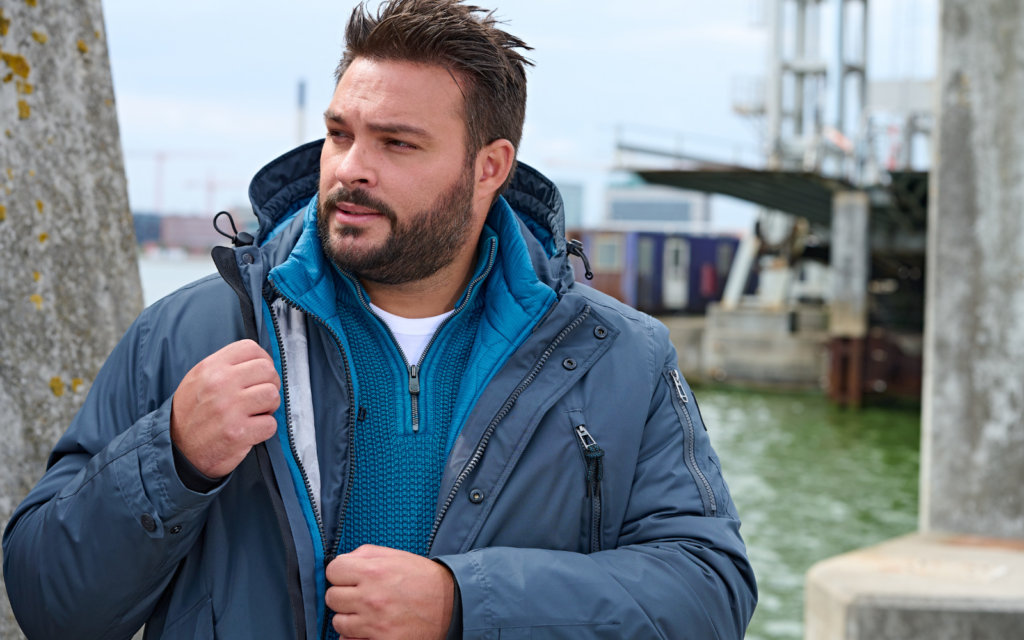 Mann am Hafen in Winterjacke