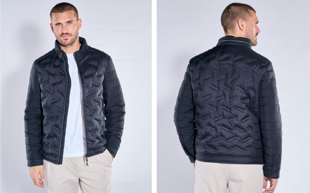 Dunkelblaue emilio adani Herren-Steppjacke mit Stehkragen und Reißverschluss, getragen zu hellem Shirt und Hose.