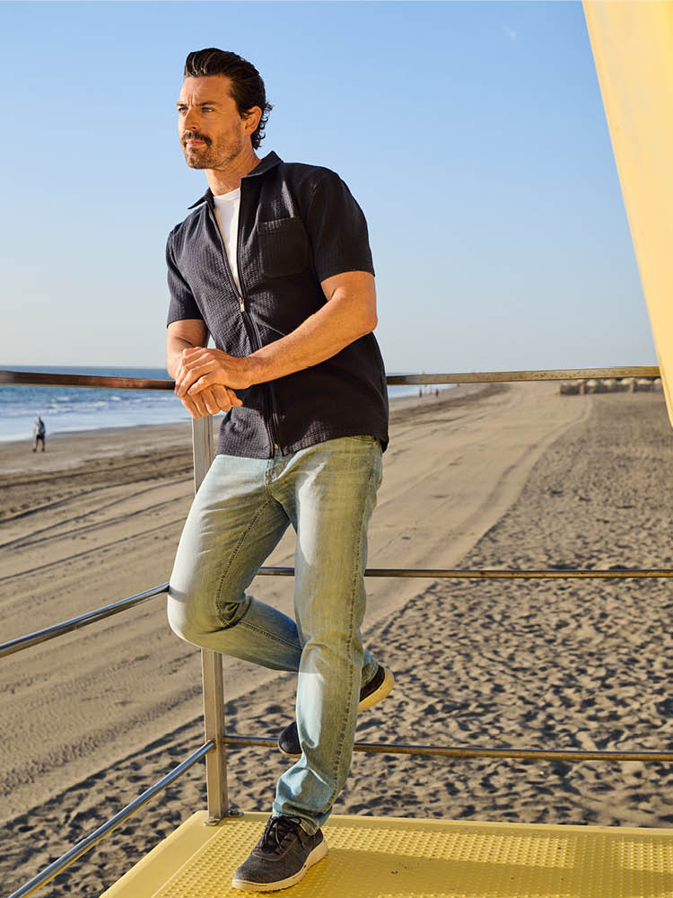 Dunkles Kurzarmhemd mit heller Sommer Denim und Sneakern – ein moderner Freizeitlook für sonnige Tage.