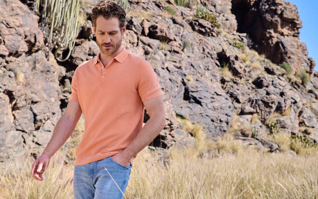 Sommerlook in Naturtönen Leichtes Polo in warmem Apricot kombiniert mit heller Denim – ein entspannter Sommerstyle für moderne Casual-Looks.