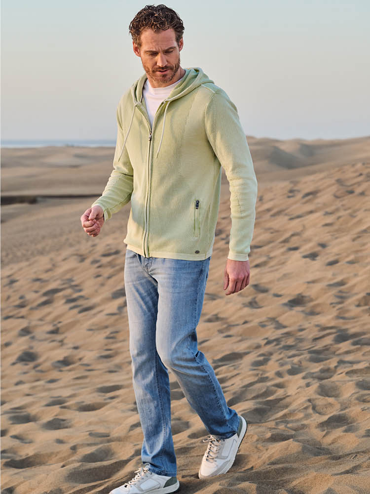 Leichte Kapuzenjacke in frischem Pastellgrün kombiniert mit einer leichten Sommer Denim und Sneakern – ideal für entspannte Freizeitlooks im Sommer.